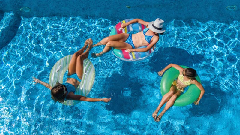 mel__0018_familie-in-zwembad-luchtfoto-drone-uitzicht-van-bovenaf-gelukkige-moeder-en-kinderen-zwemmen-op-opblaasbare-ri