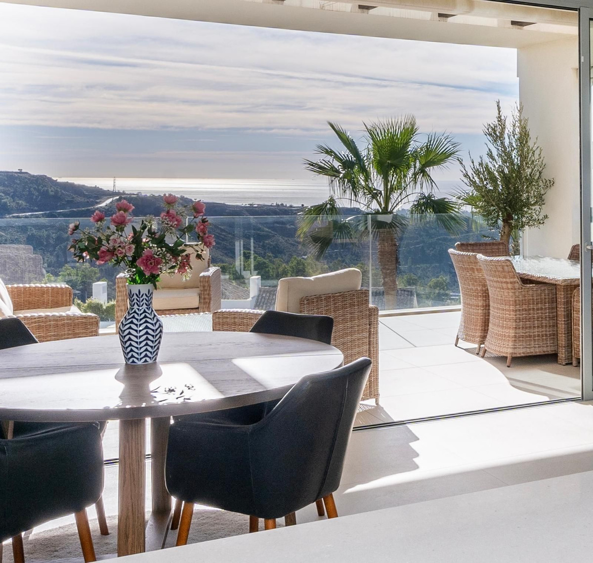 Elegante Apartamento con Vistas Panorámicas al Mar en Marbella Club Hills, Benahavís