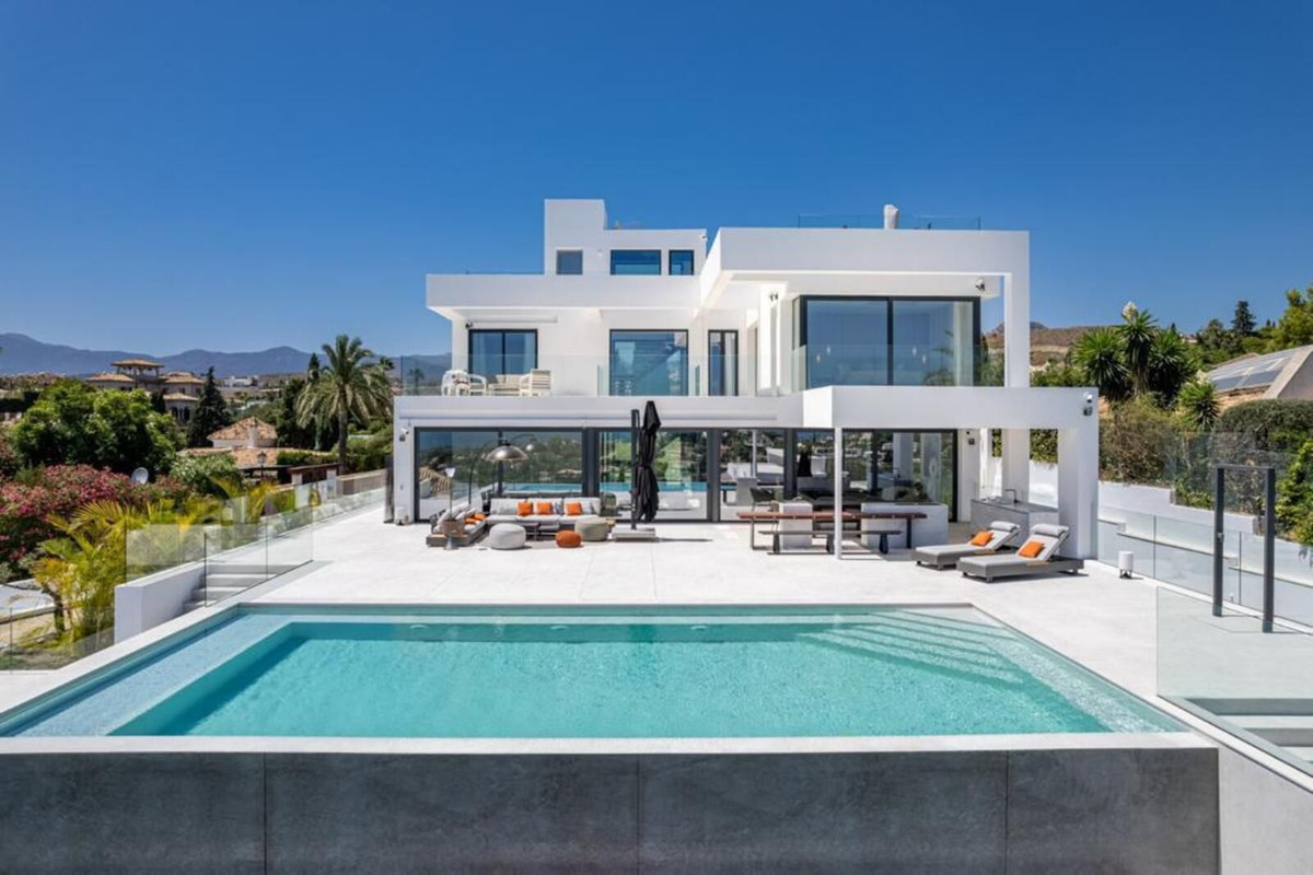 Villa de Lujo de 6 Dormitorios con Vistas Panorámicas al Mar en El Paraíso