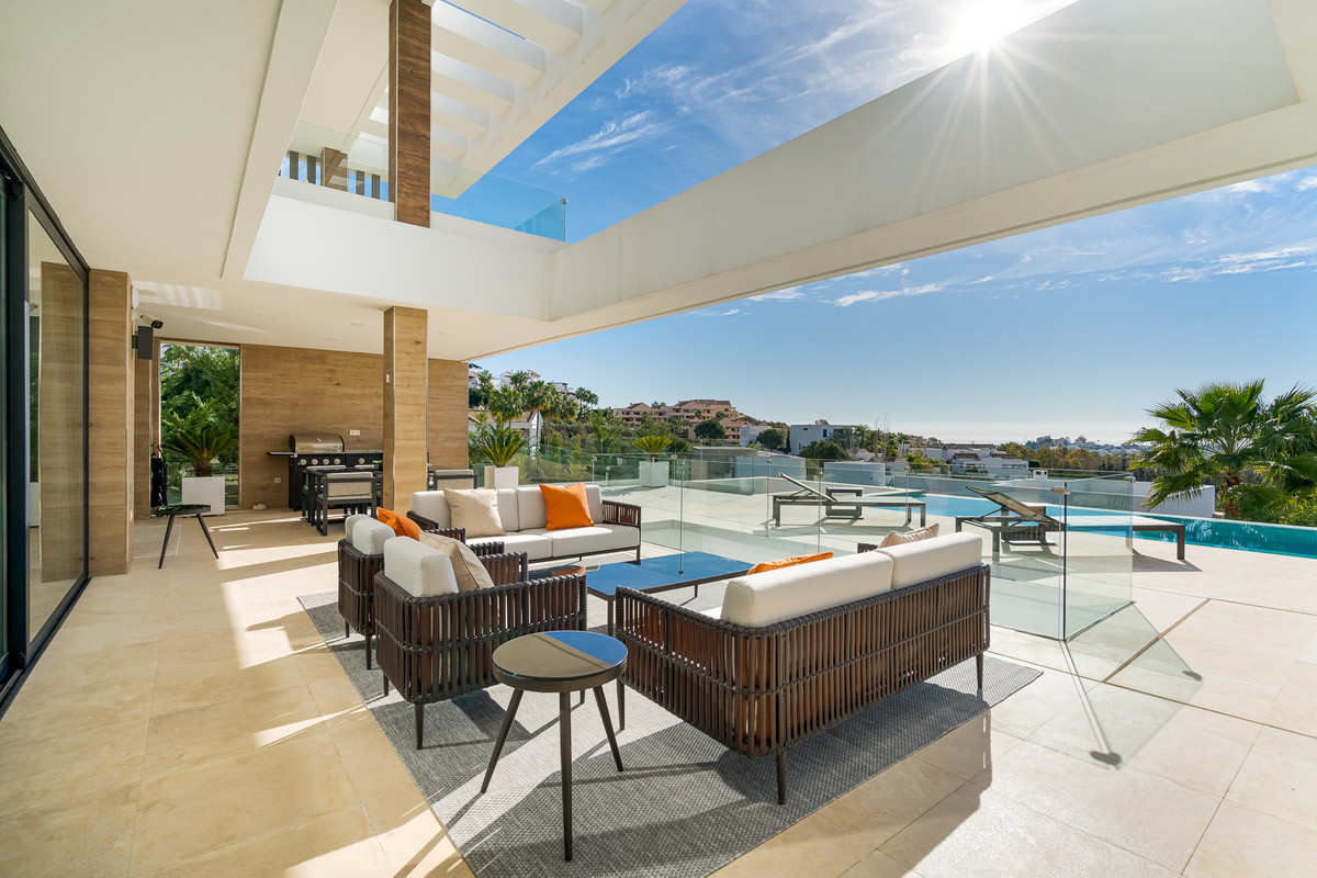Villa de Lujo Moderna de 5 Dormitorios con Vistas al Mar en La Alquería, Benahavís