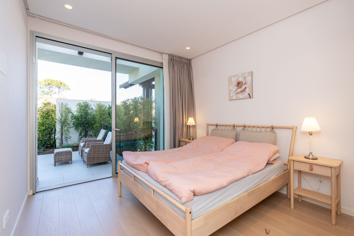 Elegante Apartamento con Vistas Panorámicas al Mar en Marbella Club Hills, Benahavís