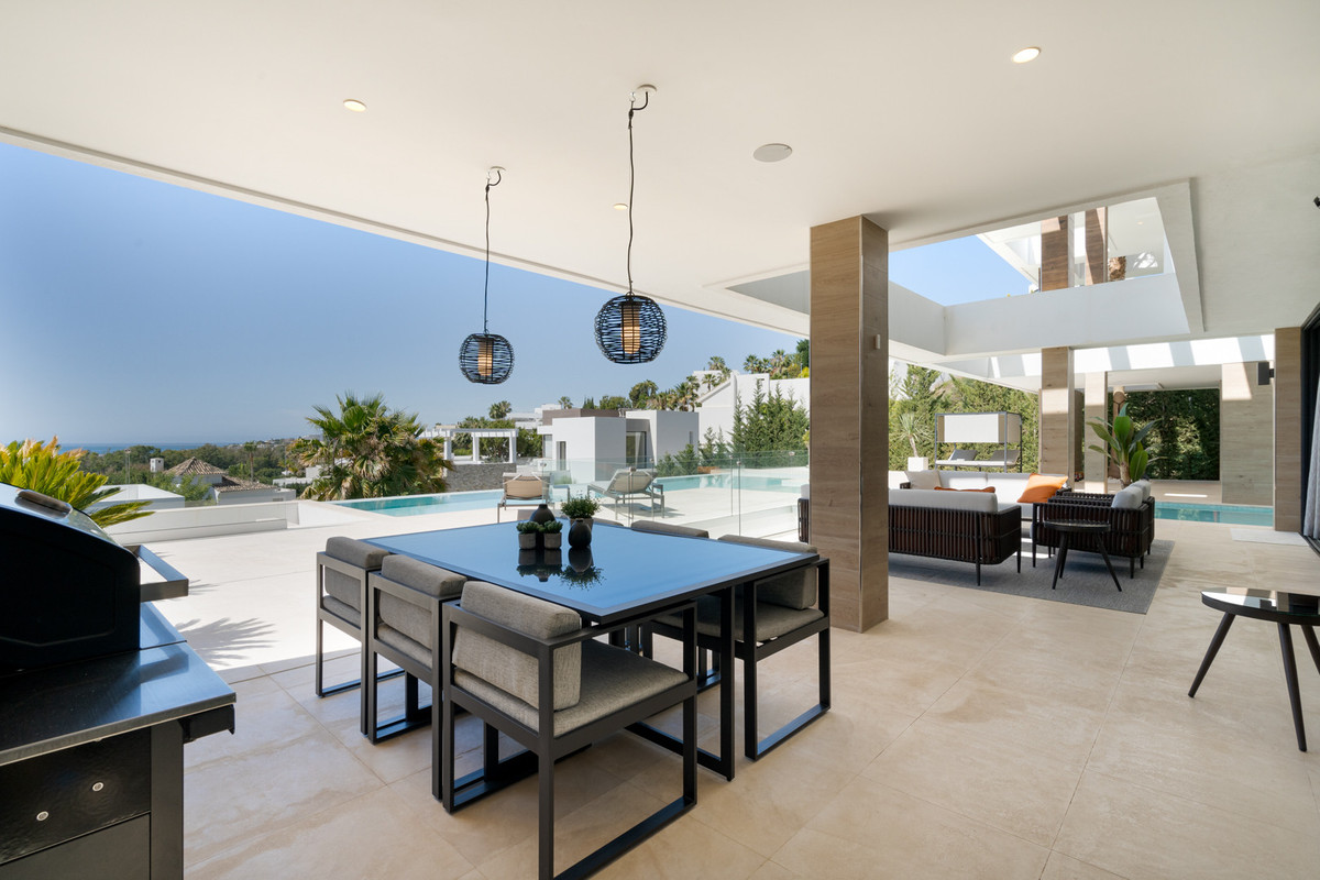 Villa de Lujo Moderna de 5 Dormitorios con Vistas al Mar en La Alquería, Benahavís