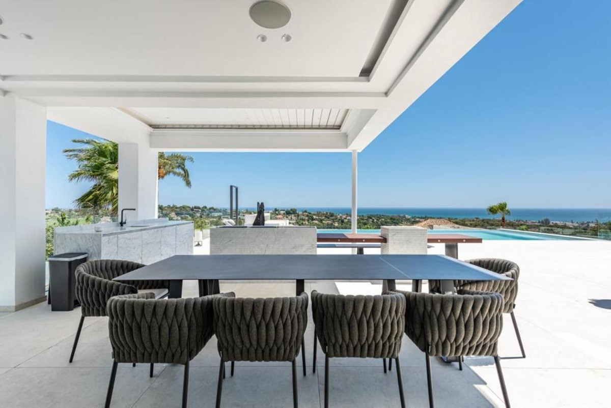 Villa de Lujo de 6 Dormitorios con Vistas Panorámicas al Mar en El Paraíso