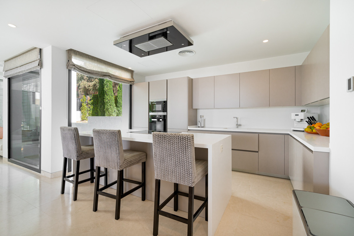 Villa de Lujo Moderna de 5 Dormitorios con Vistas al Mar en La Alquería, Benahavís