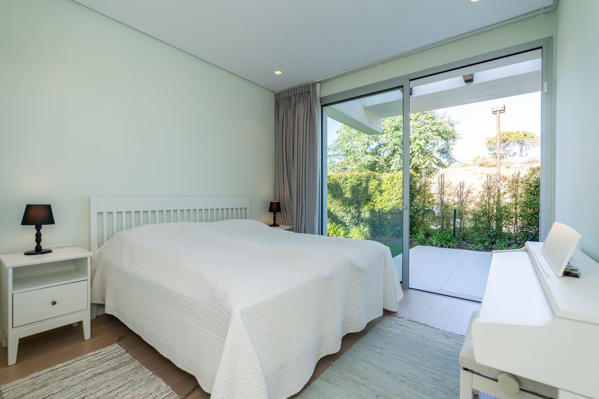 Elegante Apartamento con Vistas Panorámicas al Mar en Marbella Club Hills, Benahavís