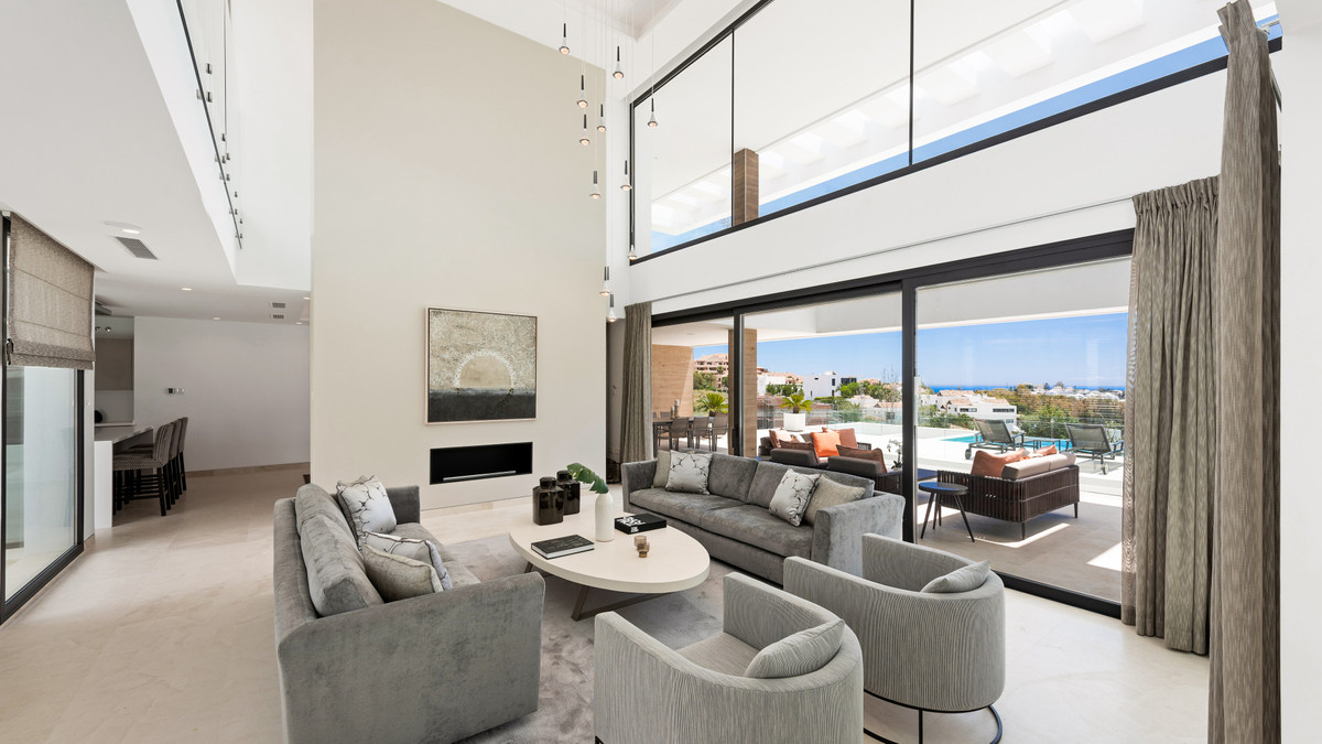 Villa de Lujo Moderna de 5 Dormitorios con Vistas al Mar en La Alquería, Benahavís