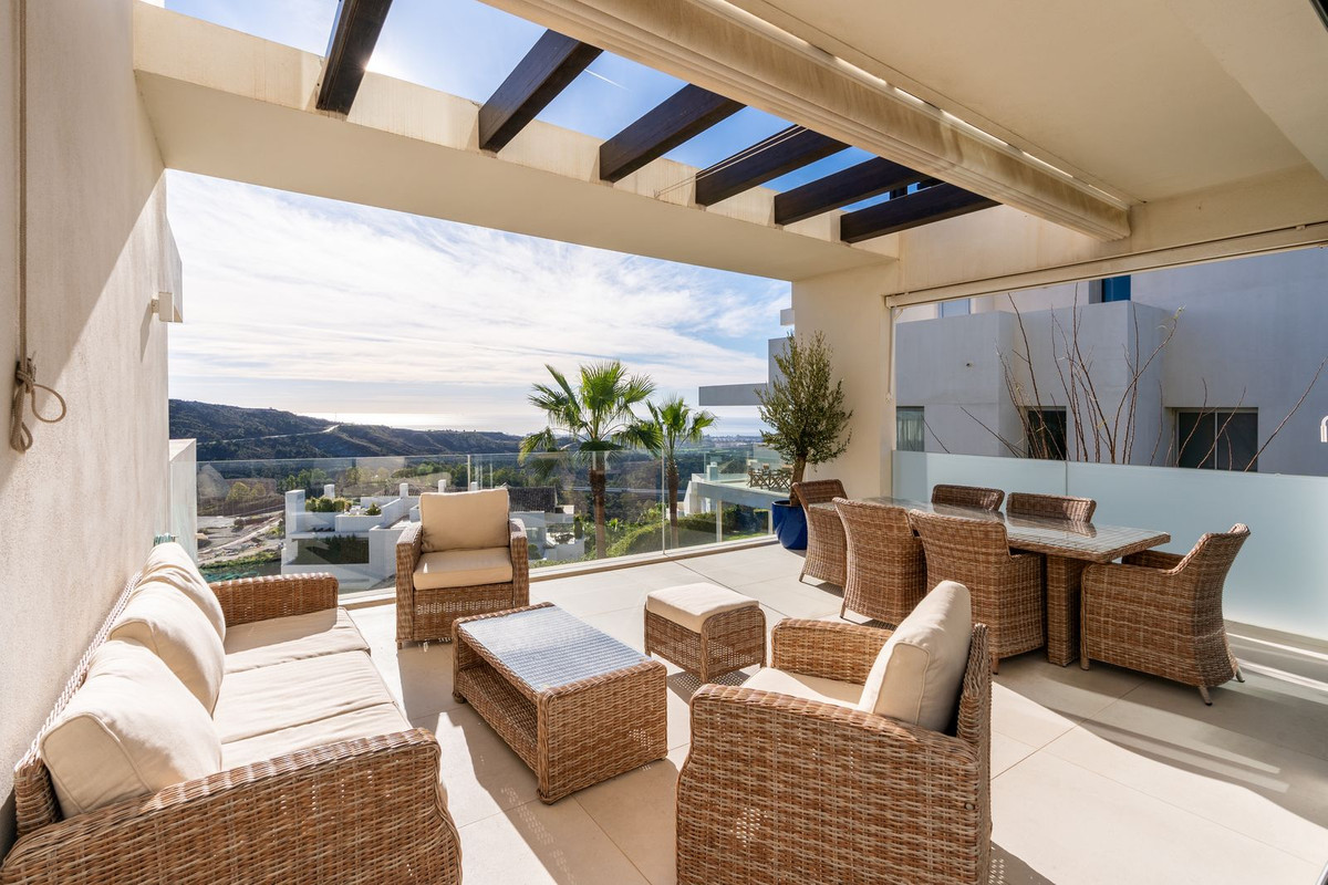 Elegante Apartamento con Vistas Panorámicas al Mar en Marbella Club Hills, Benahavís