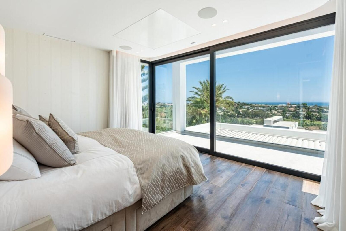 Villa de Lujo de 6 Dormitorios con Vistas Panorámicas al Mar en El Paraíso