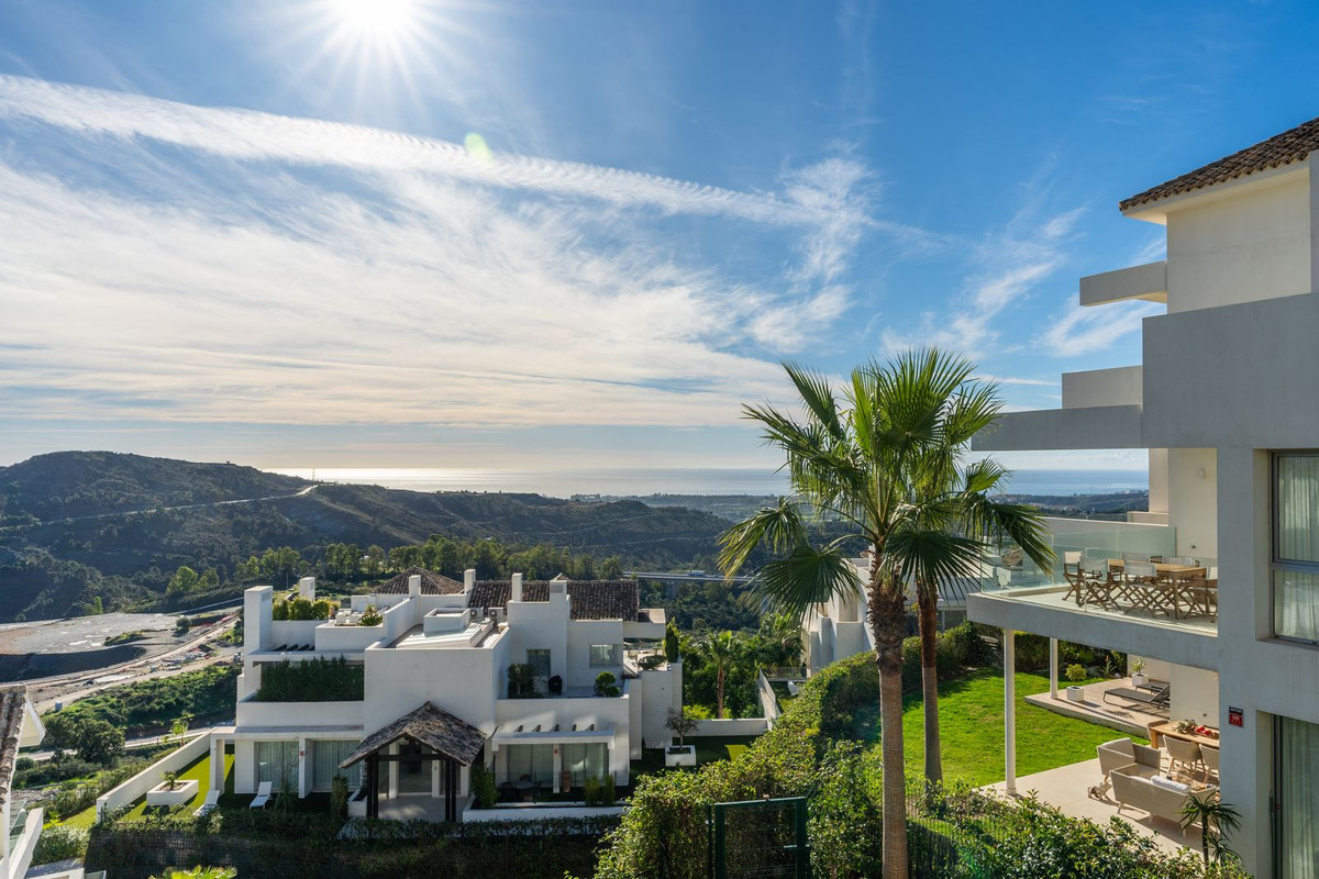 Elegante Apartamento con Vistas Panorámicas al Mar en Marbella Club Hills, Benahavís