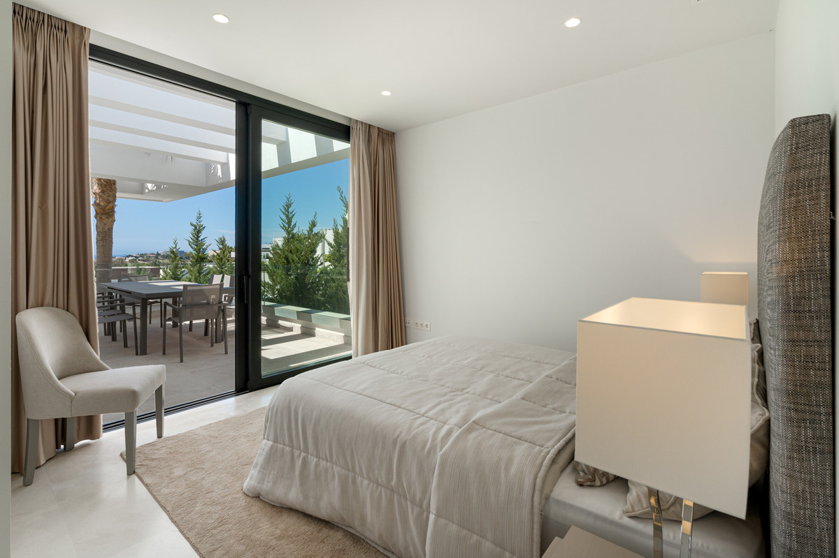 Villa de Lujo Moderna de 5 Dormitorios con Vistas al Mar en La Alquería, Benahavís