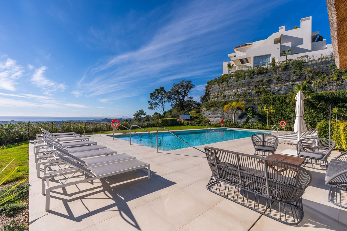 Elegante Apartamento con Vistas Panorámicas al Mar en Marbella Club Hills, Benahavís