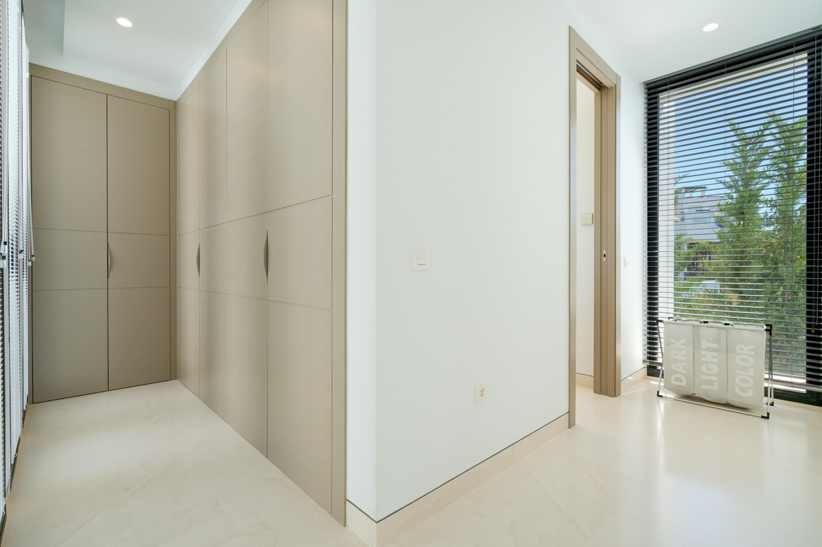 Villa de Lujo Moderna de 5 Dormitorios con Vistas al Mar en La Alquería, Benahavís