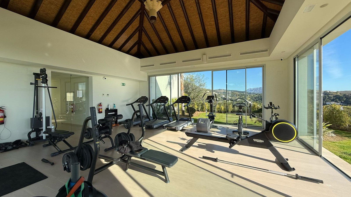 Elegante Apartamento con Vistas Panorámicas al Mar en Marbella Club Hills, Benahavís