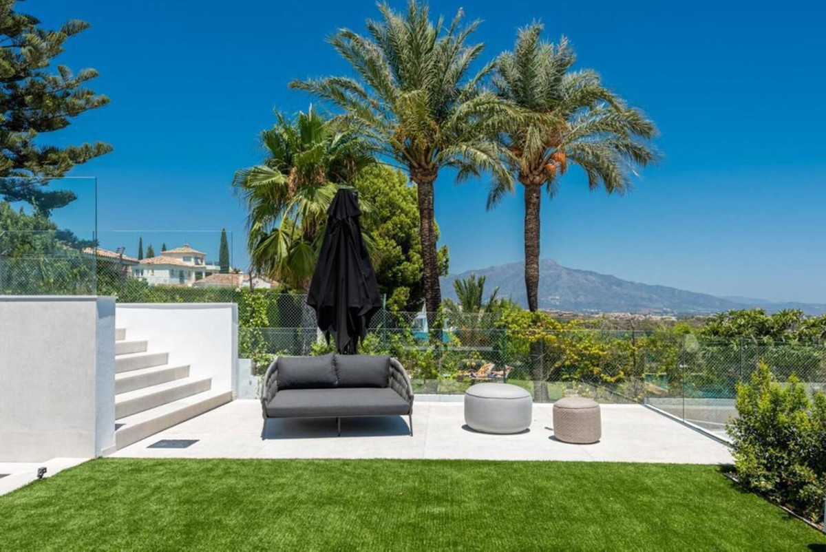 Villa de Lujo de 6 Dormitorios con Vistas Panorámicas al Mar en El Paraíso