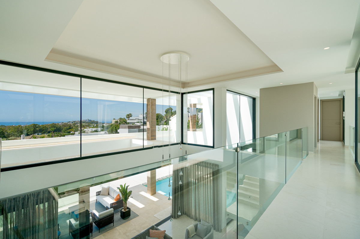 Villa de Lujo Moderna de 5 Dormitorios con Vistas al Mar en La Alquería, Benahavís
