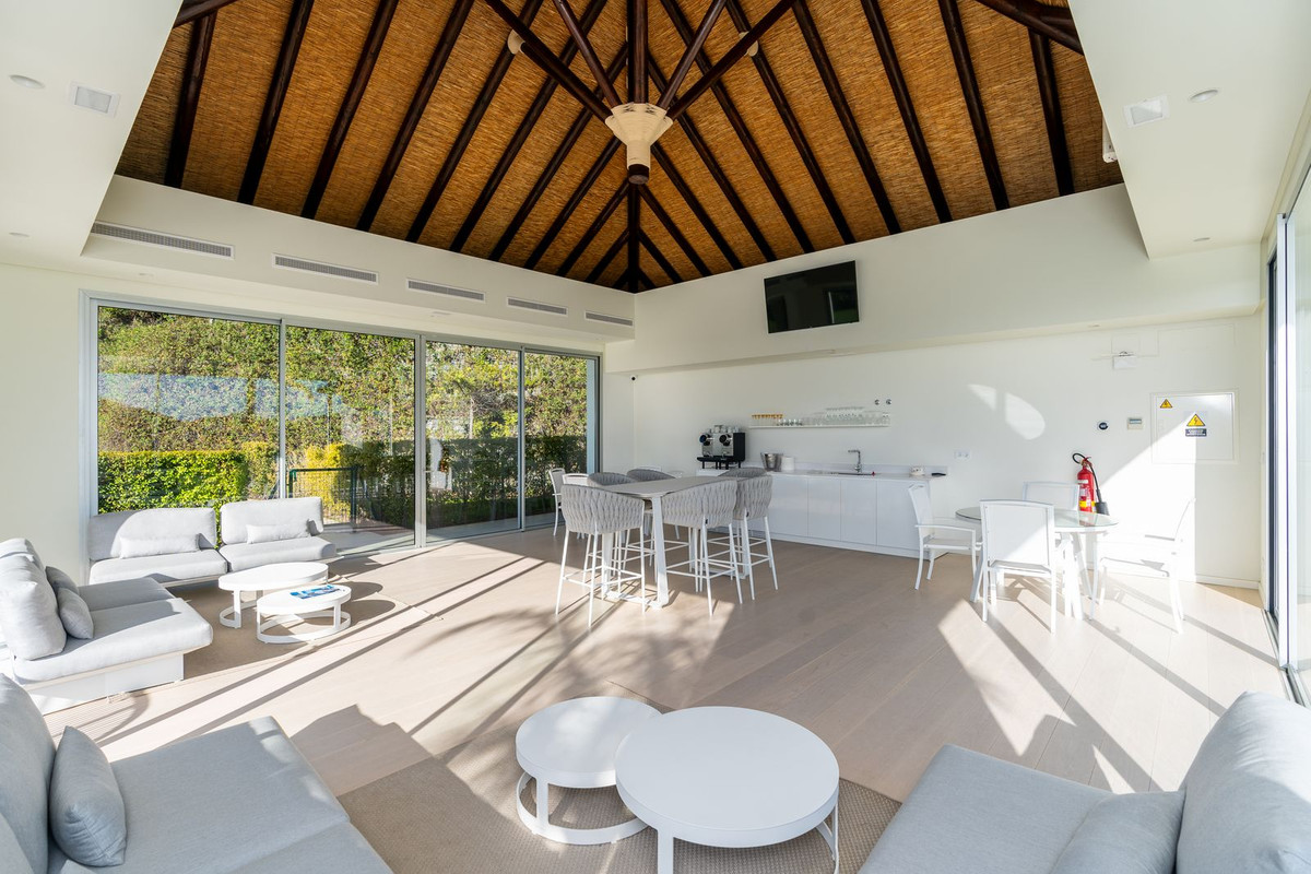Elegante Apartamento con Vistas Panorámicas al Mar en Marbella Club Hills, Benahavís