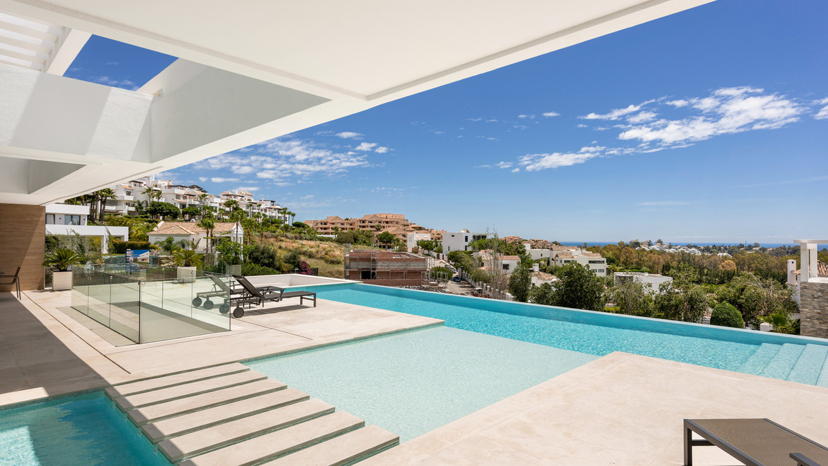 Villa de Lujo Moderna de 5 Dormitorios con Vistas al Mar en La Alquería, Benahavís