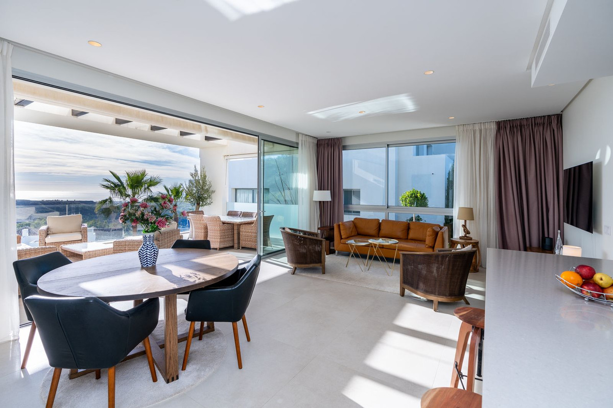 Elegante Apartamento con Vistas Panorámicas al Mar en Marbella Club Hills, Benahavís