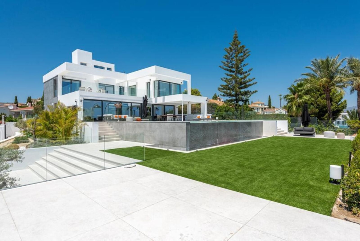 Villa de Lujo de 6 Dormitorios con Vistas Panorámicas al Mar en El Paraíso