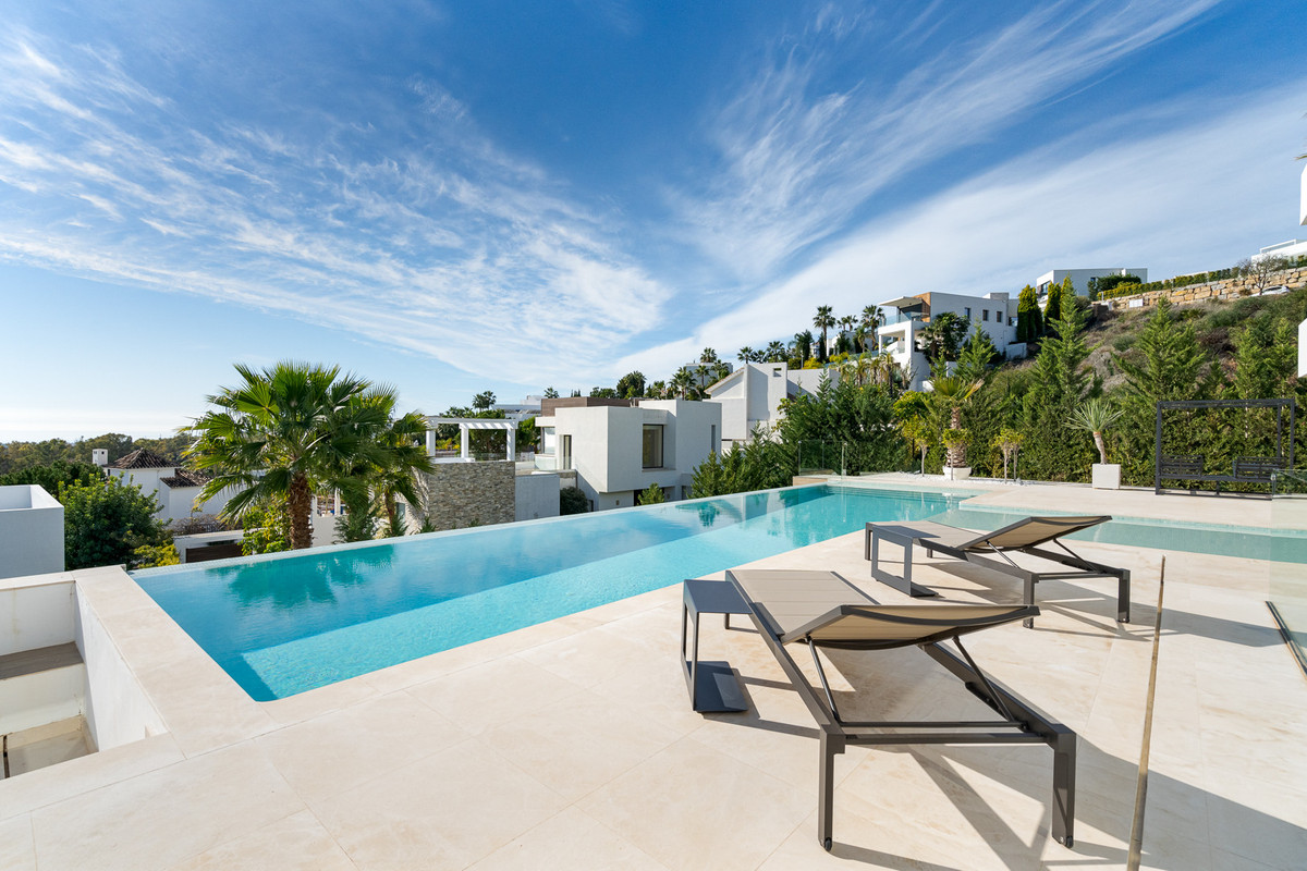 Villa de Lujo Moderna de 5 Dormitorios con Vistas al Mar en La Alquería, Benahavís