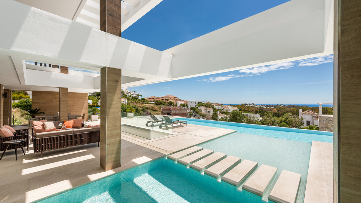 Villa de Lujo Moderna de 5 Dormitorios con Vistas al Mar en La Alquería, Benahavís