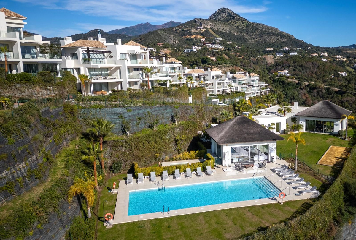 Elegante Apartamento con Vistas Panorámicas al Mar en Marbella Club Hills, Benahavís