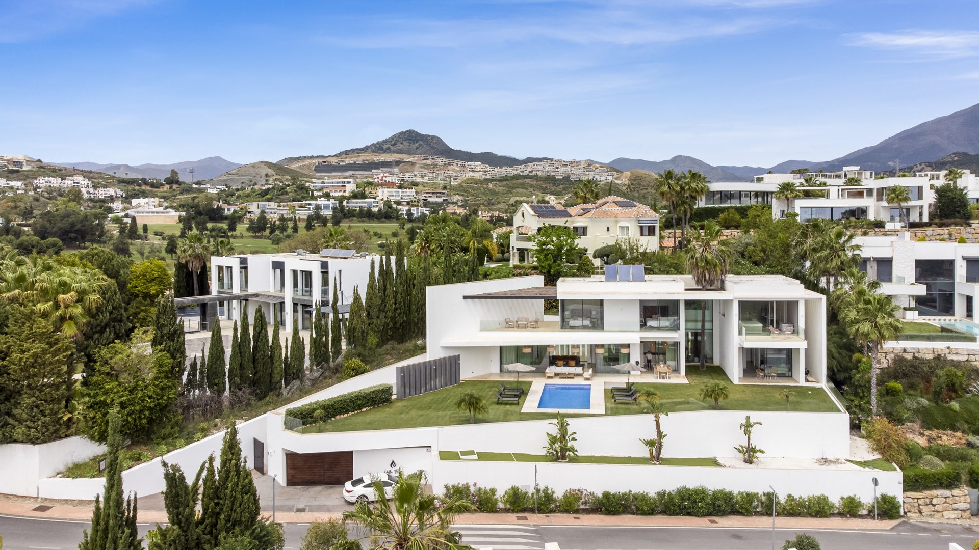 Villa Fuego – Moderna Villa Contemporánea en La Alquería, Benahavís con Vistas Panorámicas al Mar