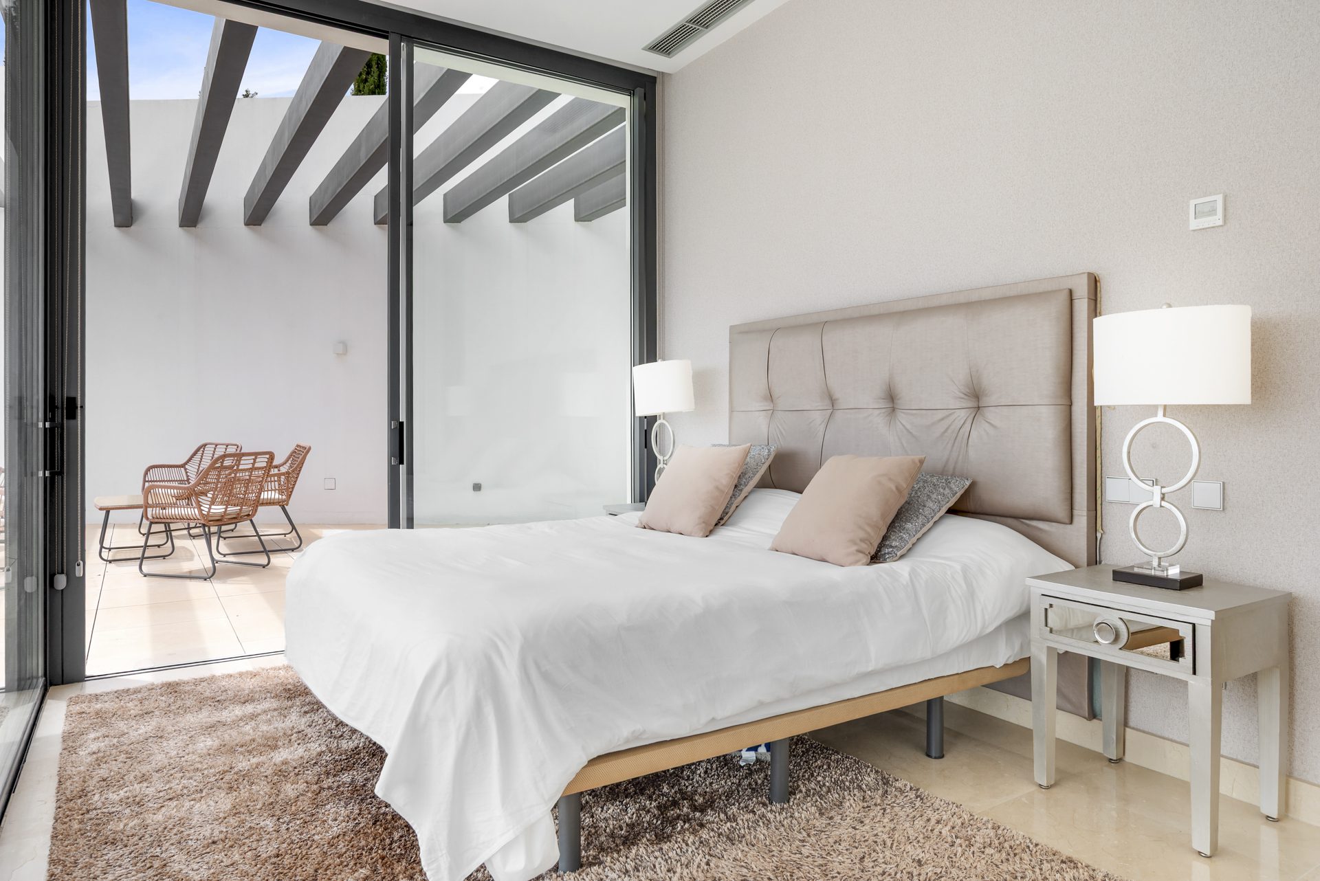 Villa Fuego – Moderna Villa Contemporánea en La Alquería, Benahavís con Vistas Panorámicas al Mar
