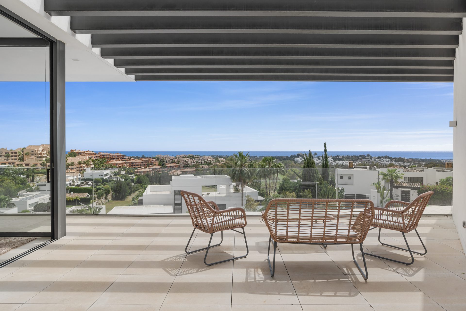 Villa Fuego – Moderna Villa Contemporánea en La Alquería, Benahavís con Vistas Panorámicas al Mar