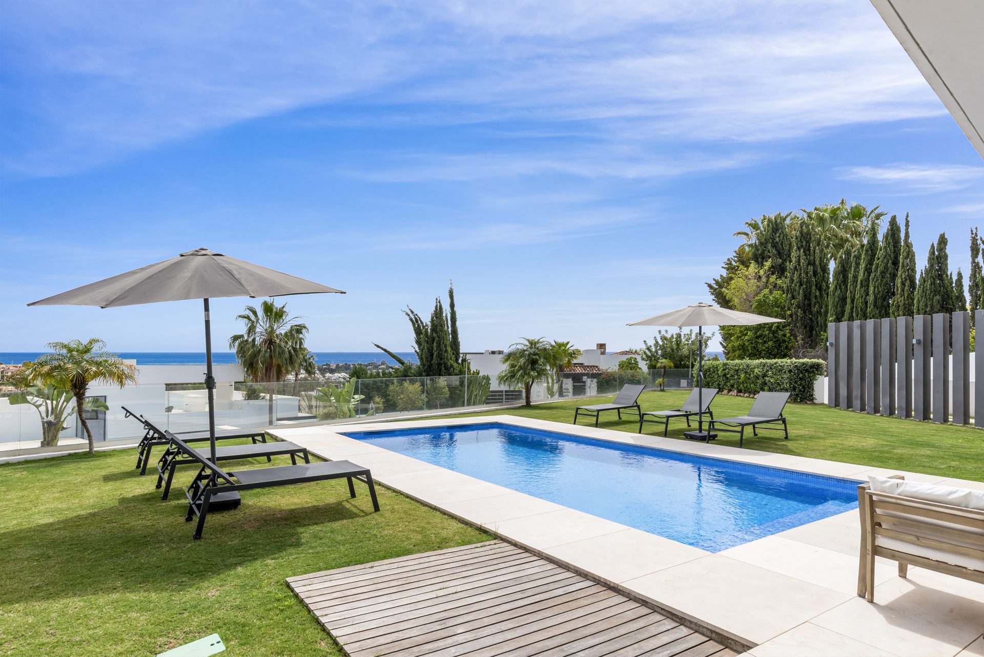 Villa Fuego – Moderna Villa Contemporánea en La Alquería, Benahavís con Vistas Panorámicas al Mar