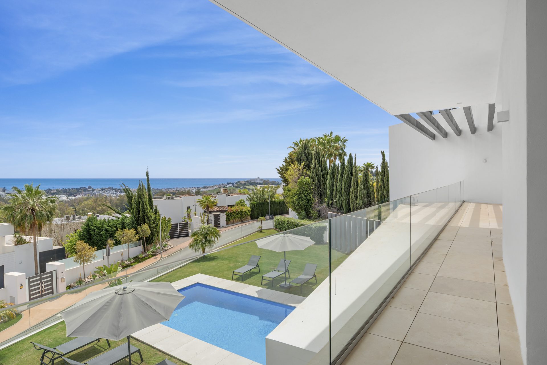Villa Fuego – Moderna Villa Contemporánea en La Alquería, Benahavís con Vistas Panorámicas al Mar
