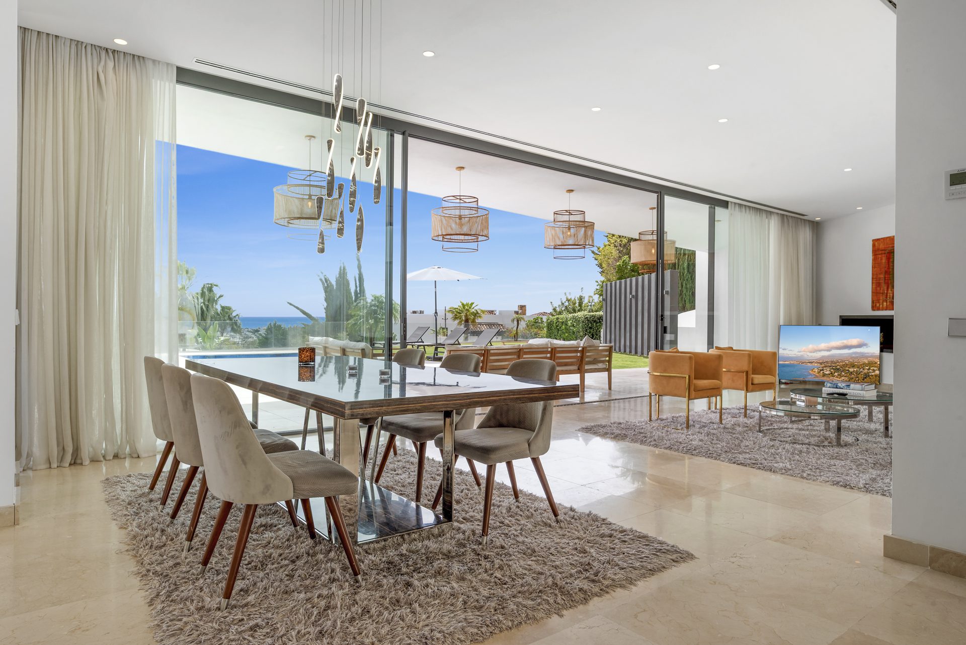 Villa Fuego – Moderna Villa Contemporánea en La Alquería, Benahavís con Vistas Panorámicas al Mar