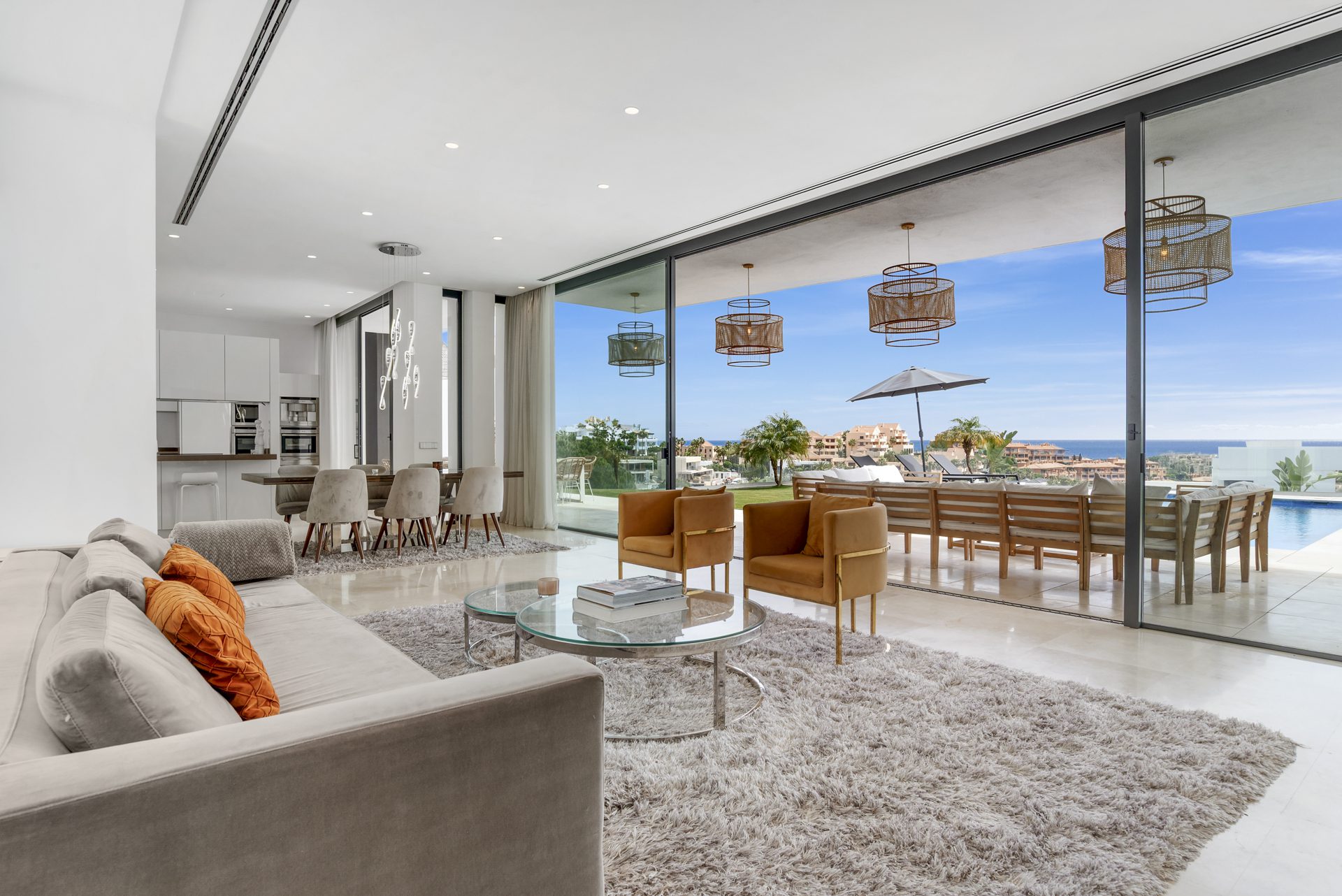 Villa Fuego – Moderna Villa Contemporánea en La Alquería, Benahavís con Vistas Panorámicas al Mar