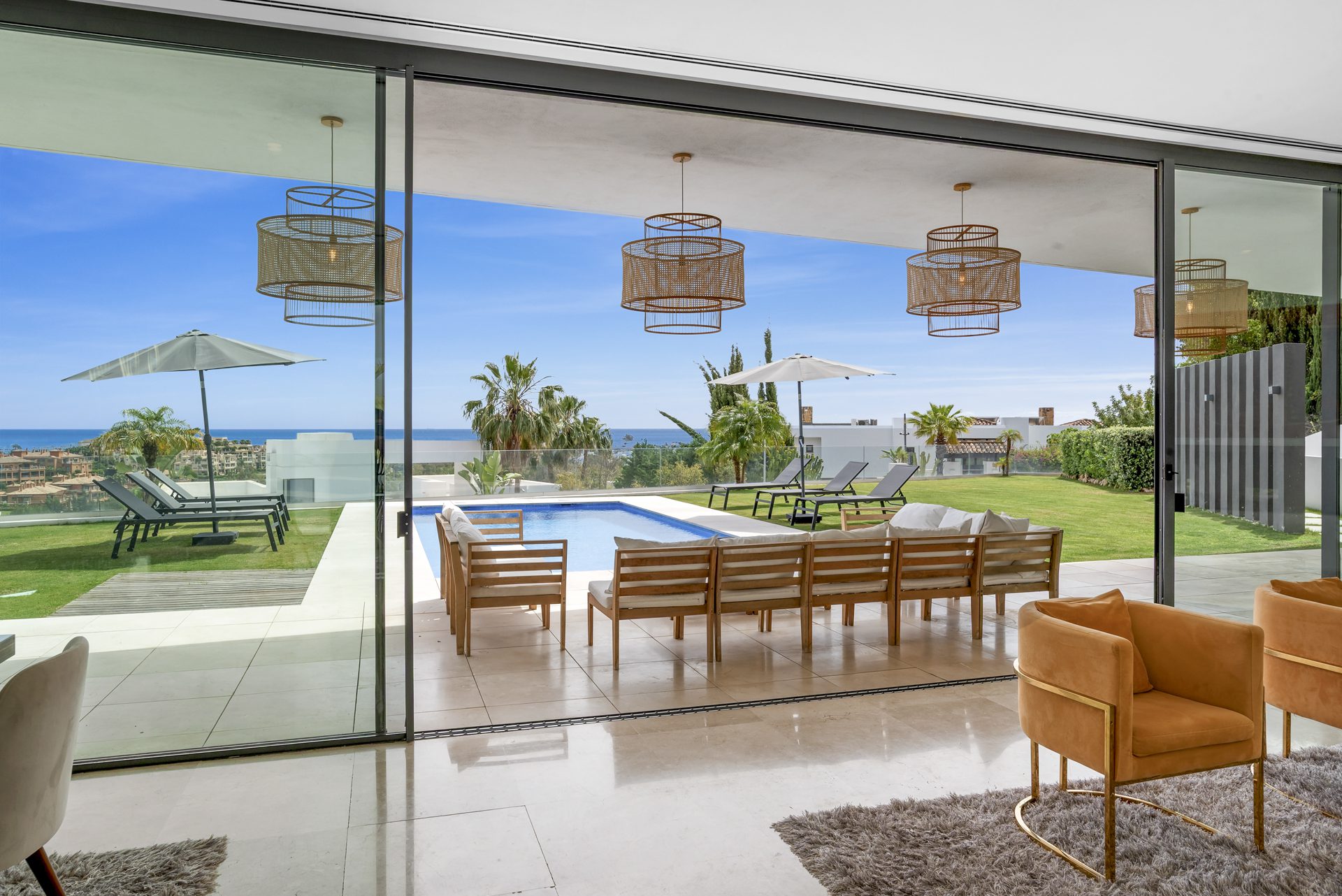 Villa Fuego – Moderna Villa Contemporánea en La Alquería, Benahavís con Vistas Panorámicas al Mar