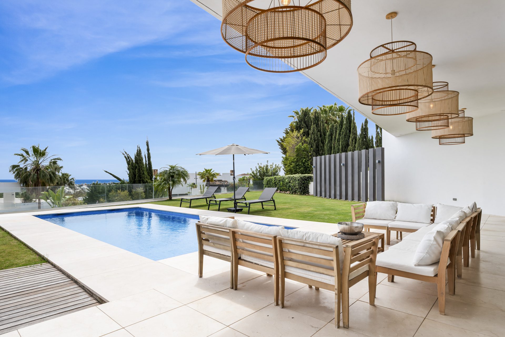 Villa Fuego – Moderna Villa Contemporánea en La Alquería, Benahavís con Vistas Panorámicas al Mar