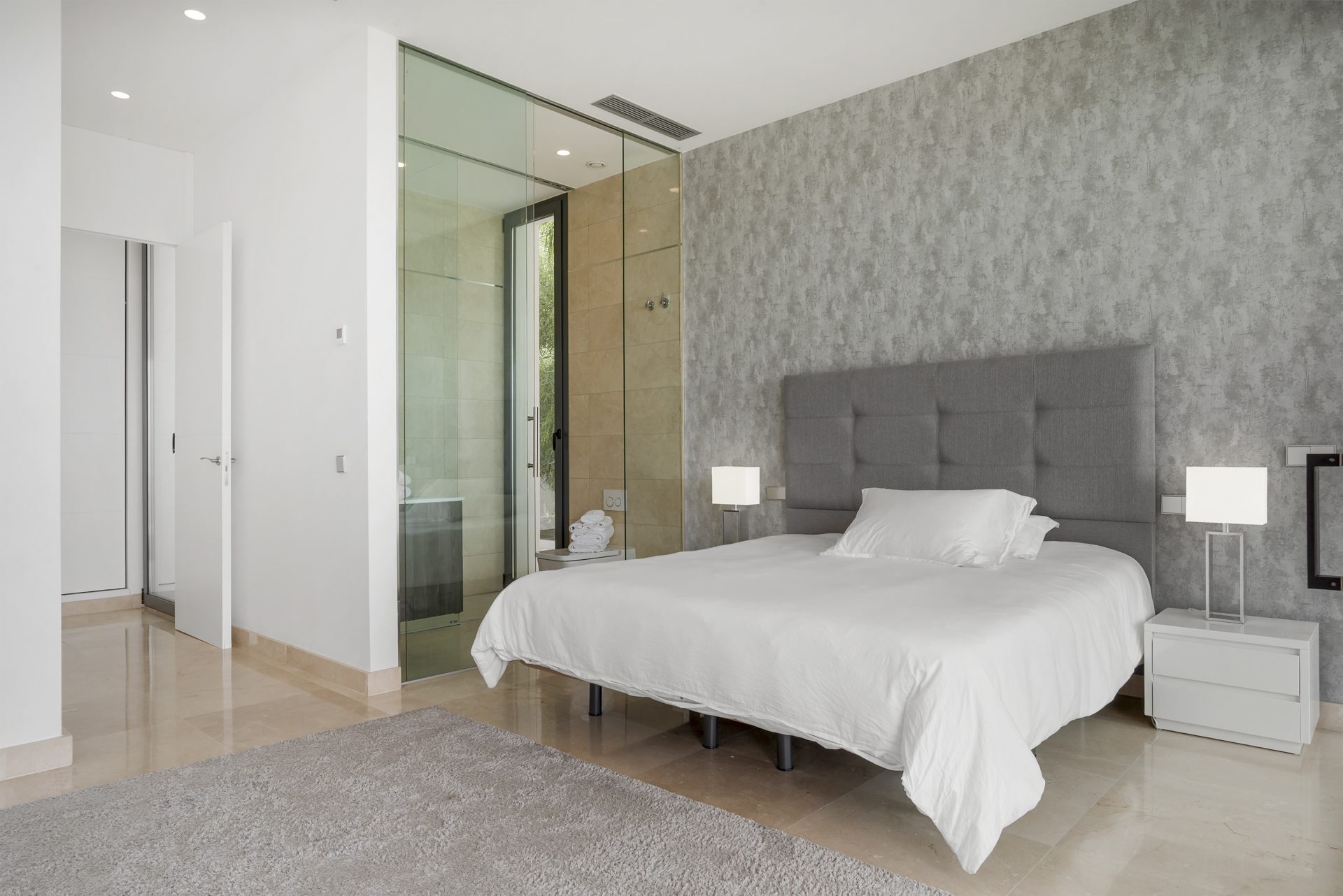 Villa Fuego – Moderna Villa Contemporánea en La Alquería, Benahavís con Vistas Panorámicas al Mar