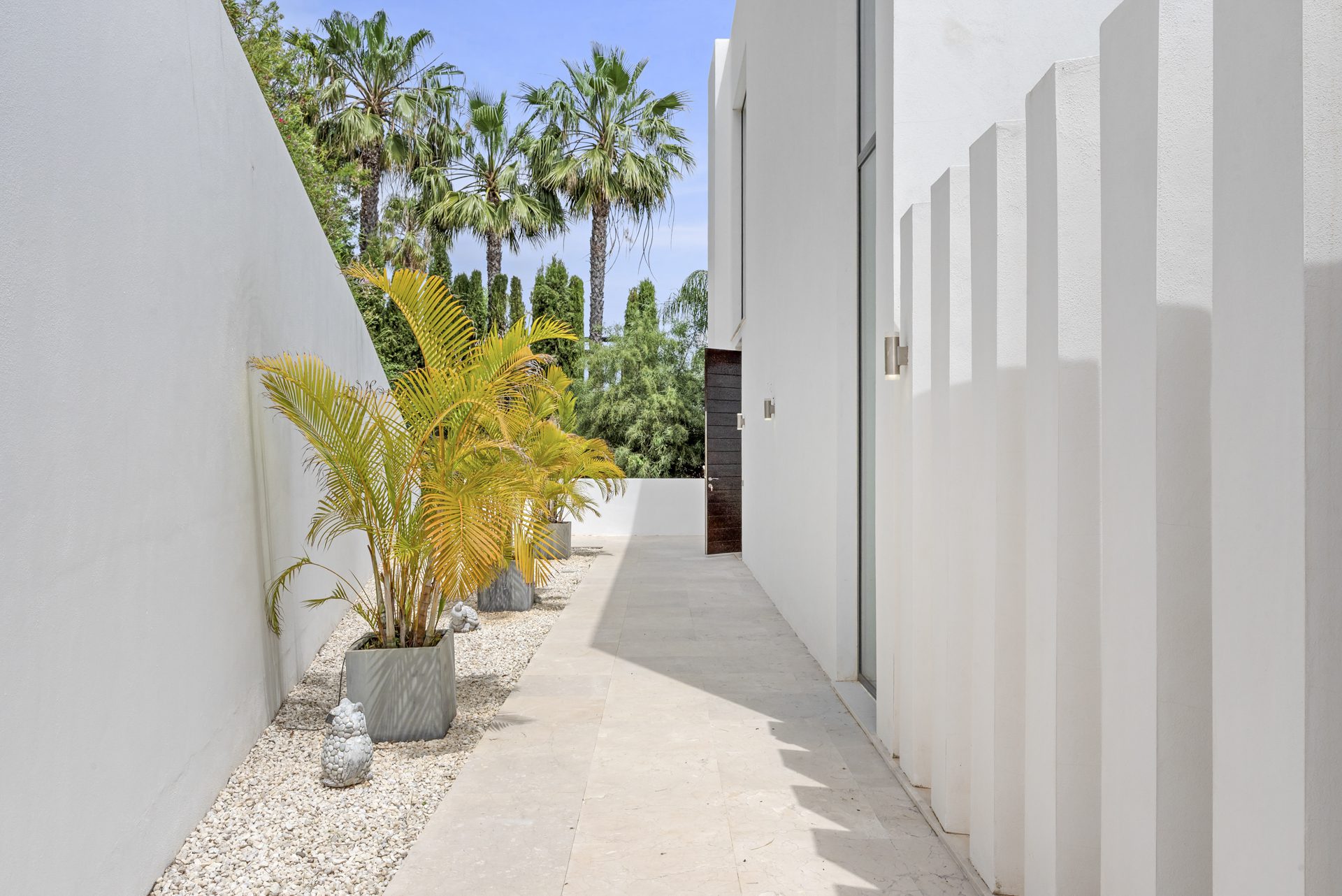 Villa Fuego – Moderna Villa Contemporánea en La Alquería, Benahavís con Vistas Panorámicas al Mar