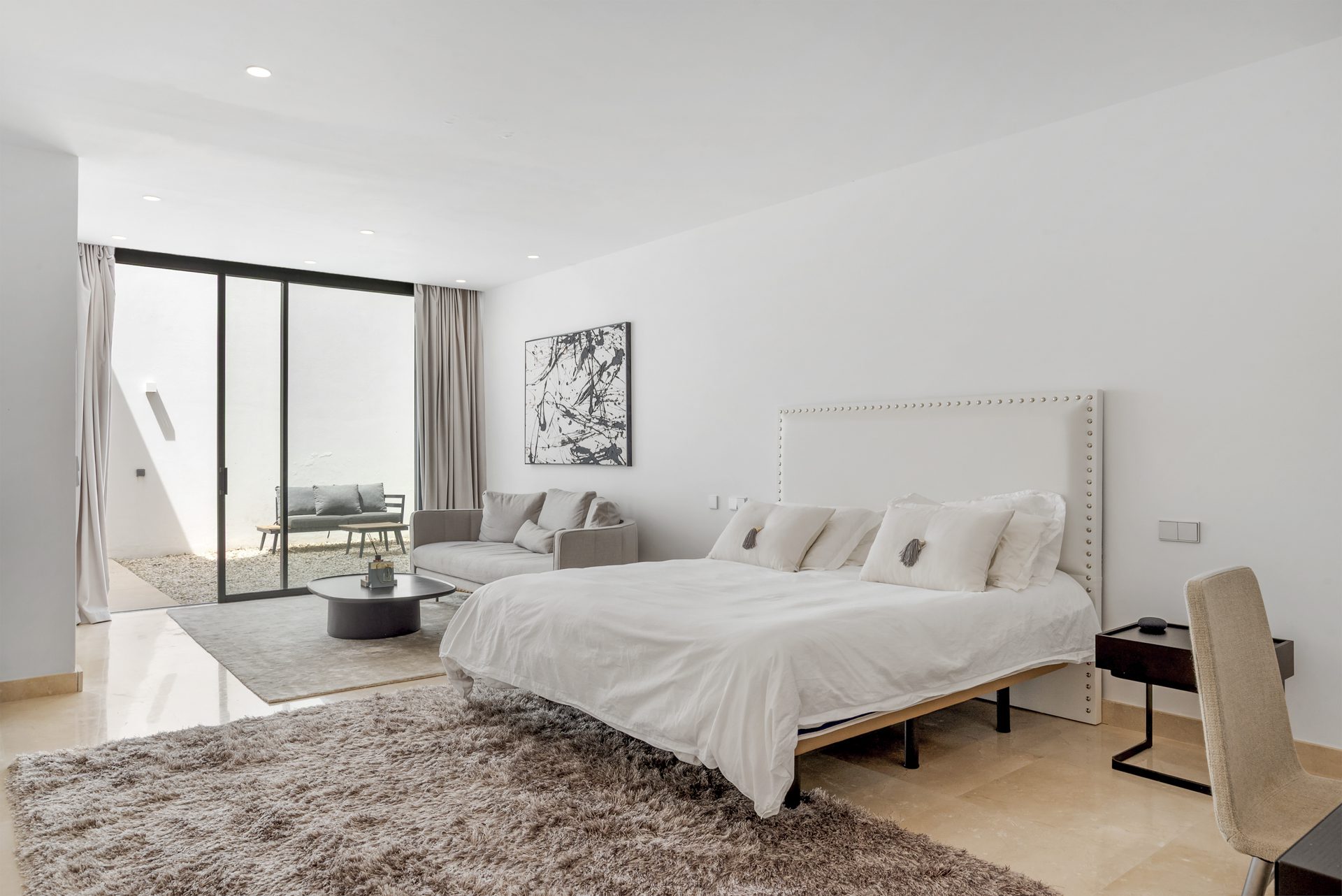 Villa Fuego – Moderna Villa Contemporánea en La Alquería, Benahavís con Vistas Panorámicas al Mar