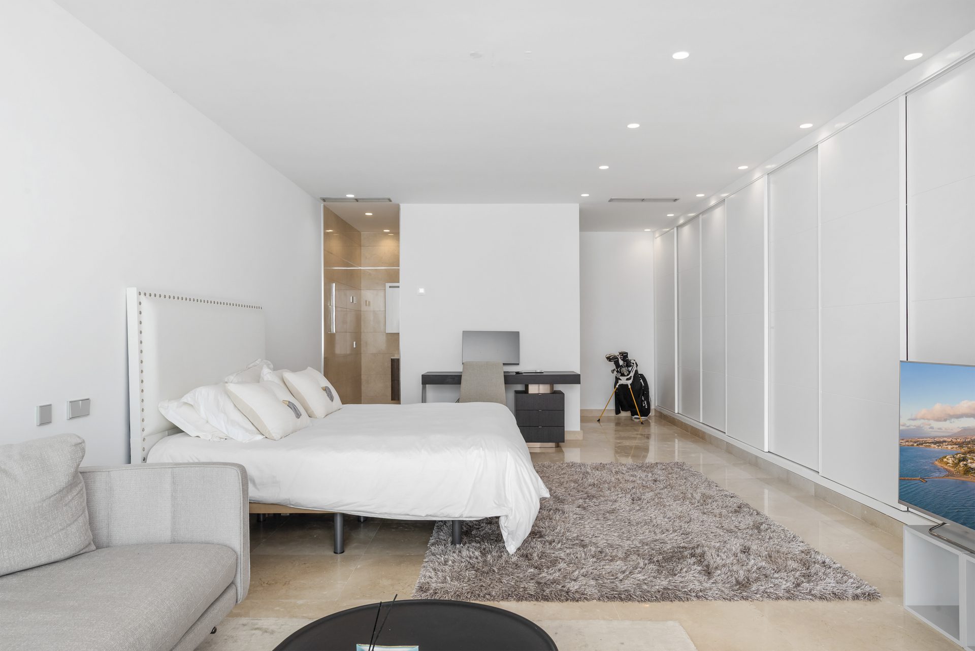 Villa Fuego – Moderna Villa Contemporánea en La Alquería, Benahavís con Vistas Panorámicas al Mar