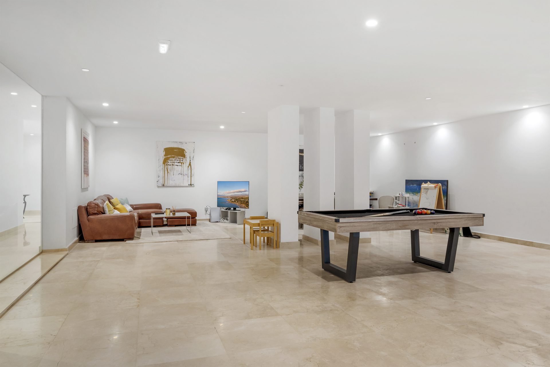 Villa Fuego – Moderna Villa Contemporánea en La Alquería, Benahavís con Vistas Panorámicas al Mar