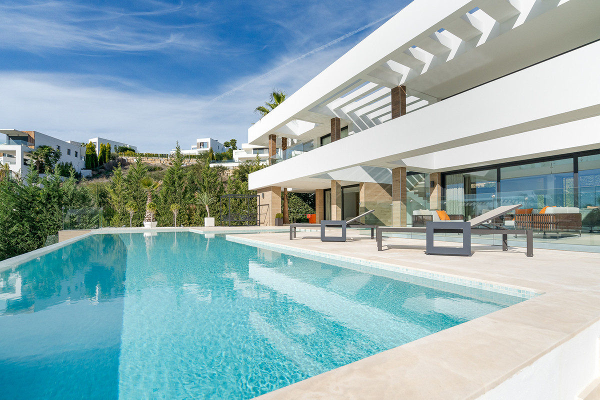 Villa de Lujo Moderna de 5 Dormitorios con Vistas al Mar en La Alquería, Benahavís