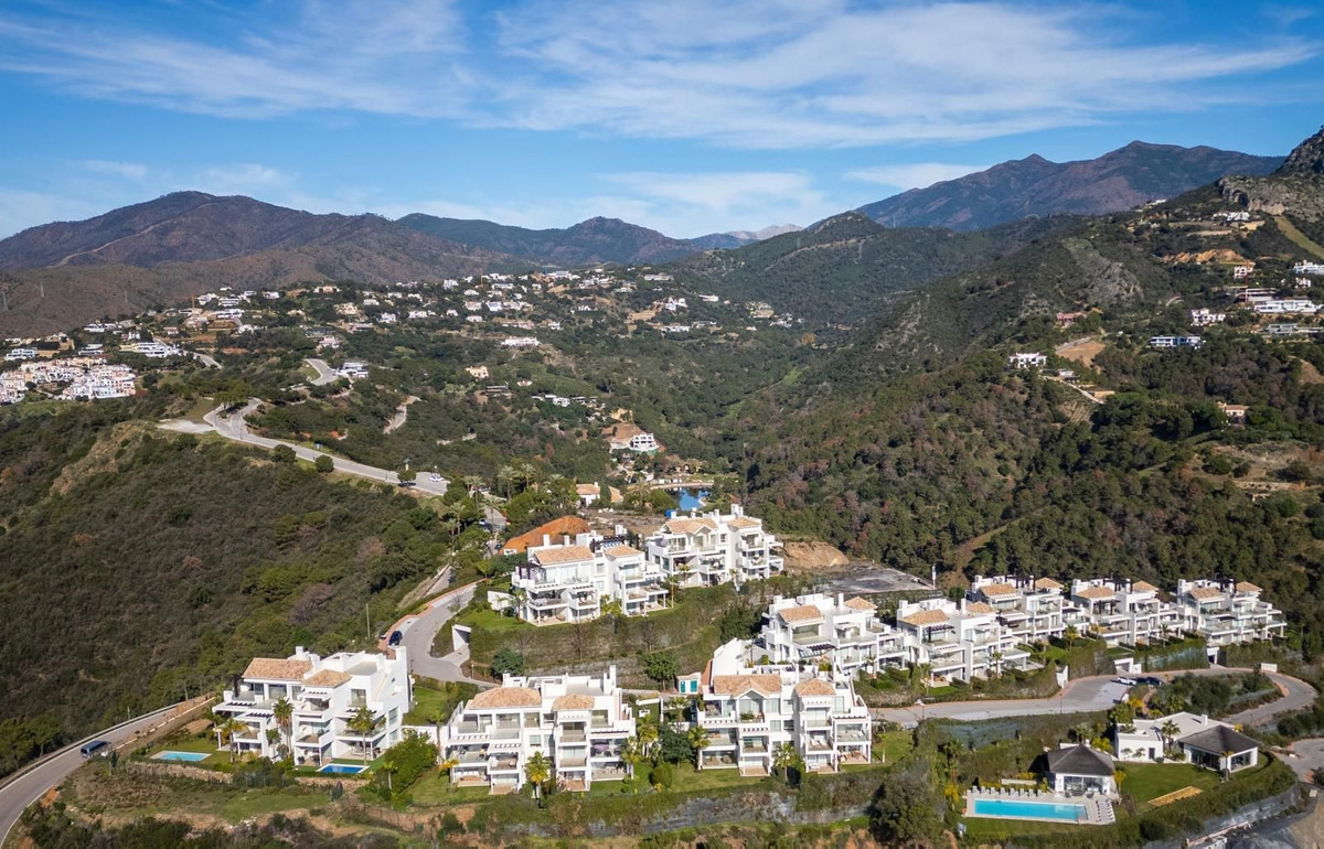 Elegante Apartamento con Vistas Panorámicas al Mar en Marbella Club Hills, Benahavís
