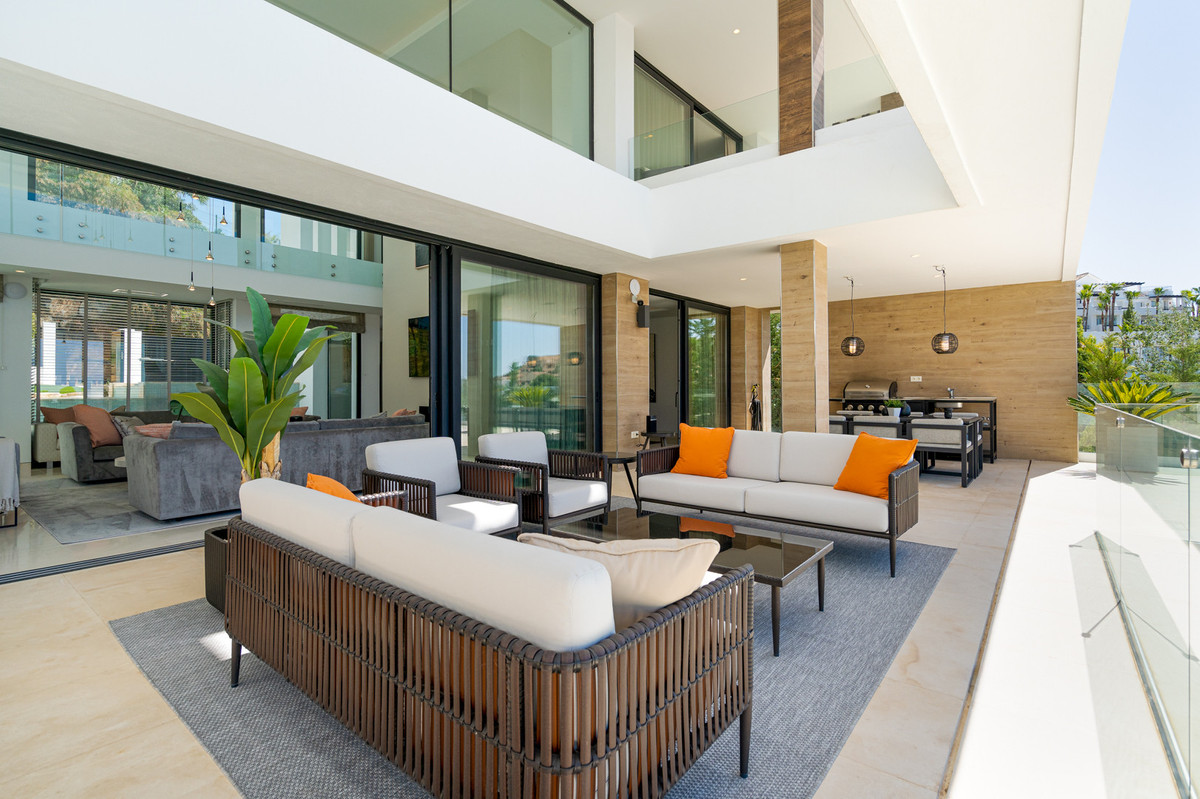 Villa de Lujo Moderna de 5 Dormitorios con Vistas al Mar en La Alquería, Benahavís