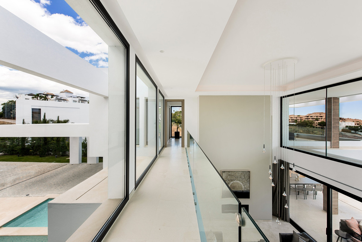 Villa de Lujo Moderna de 5 Dormitorios con Vistas al Mar en La Alquería, Benahavís