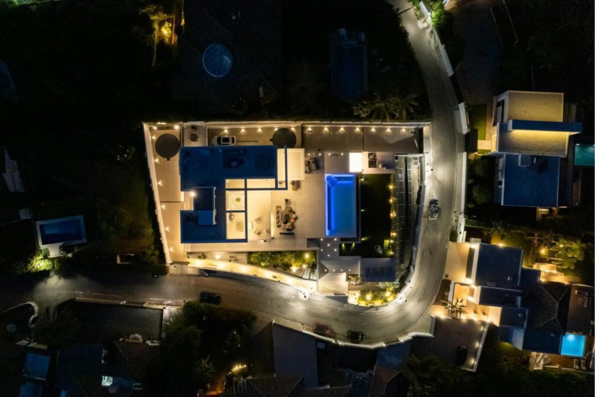 Villa de Lujo de 6 Dormitorios con Vistas Panorámicas al Mar en El Paraíso