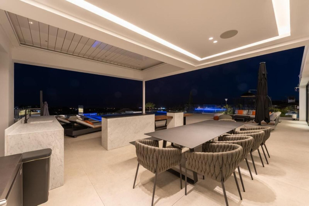 Villa de Lujo de 6 Dormitorios con Vistas Panorámicas al Mar en El Paraíso