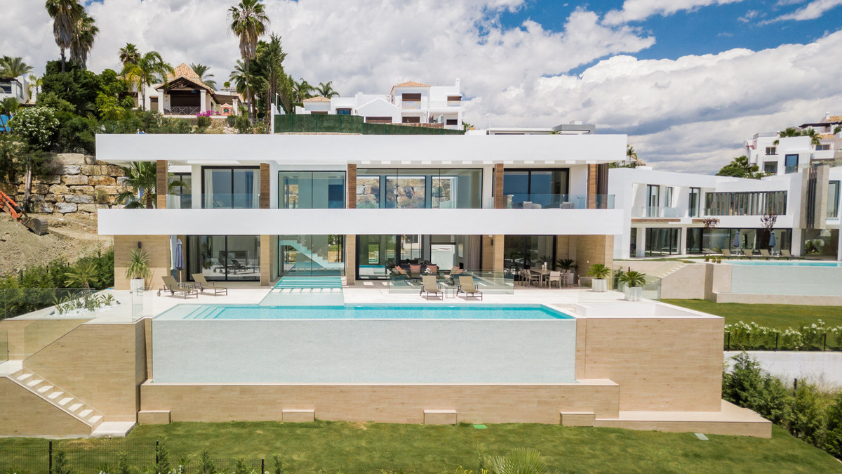 Villa de Lujo Moderna de 5 Dormitorios con Vistas al Mar en La Alquería, Benahavís