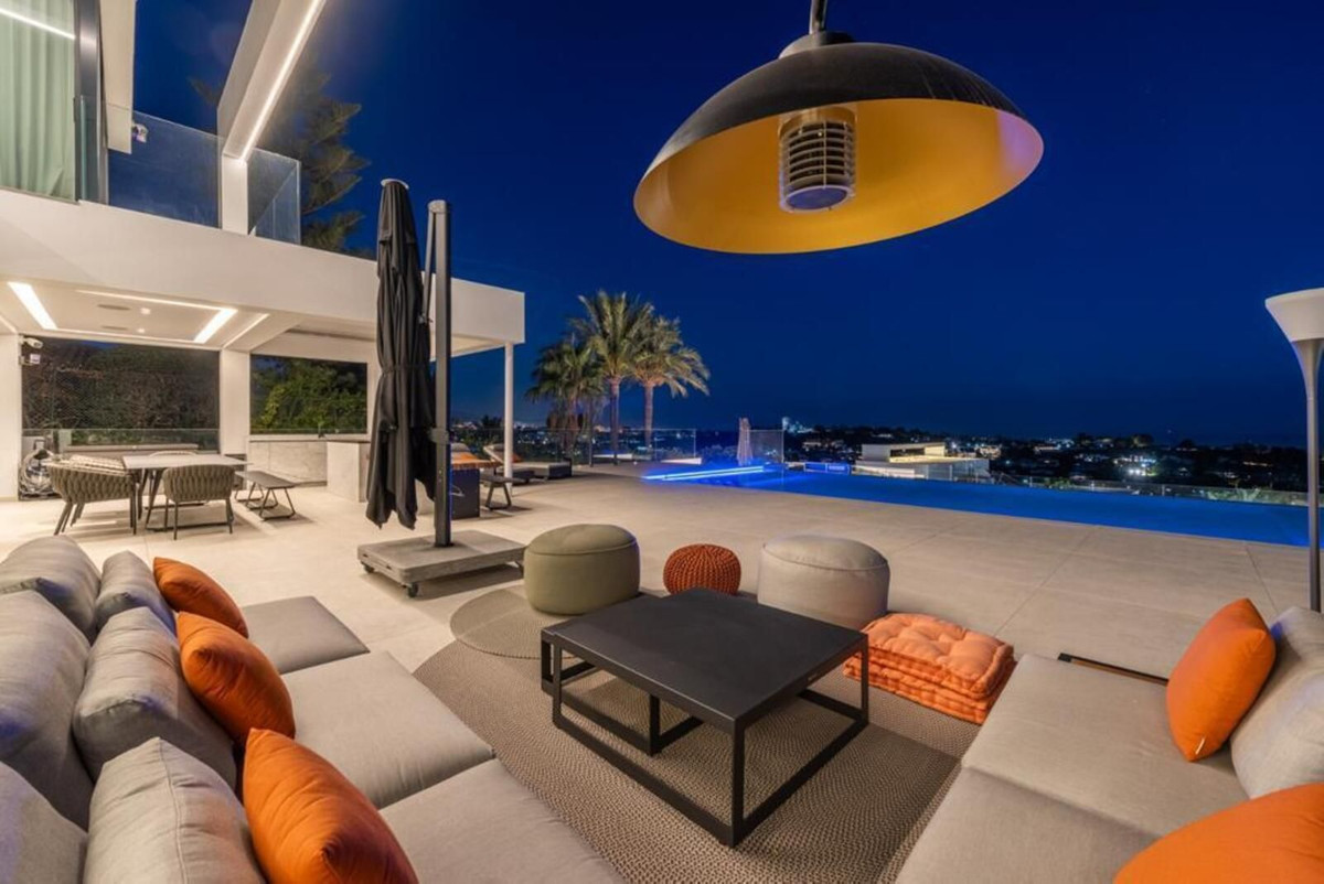 Villa de Lujo de 6 Dormitorios con Vistas Panorámicas al Mar en El Paraíso