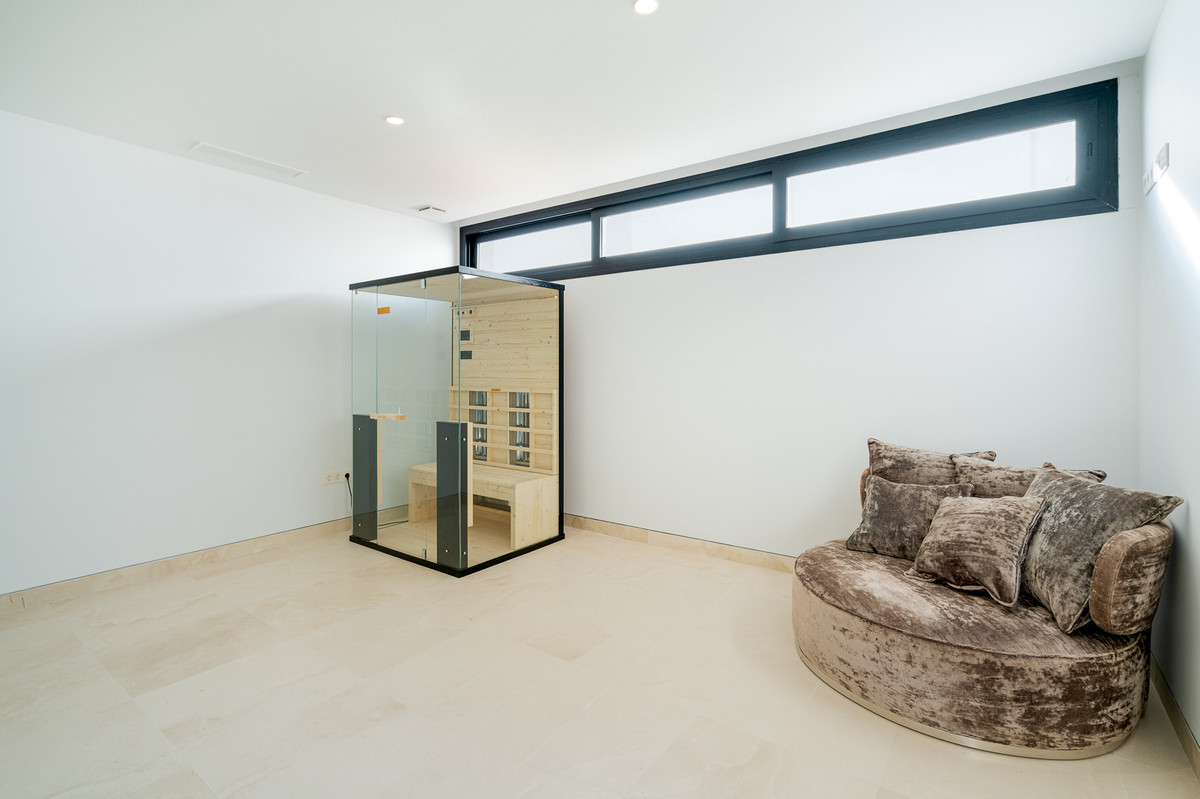Villa de Lujo Moderna de 5 Dormitorios con Vistas al Mar en La Alquería, Benahavís