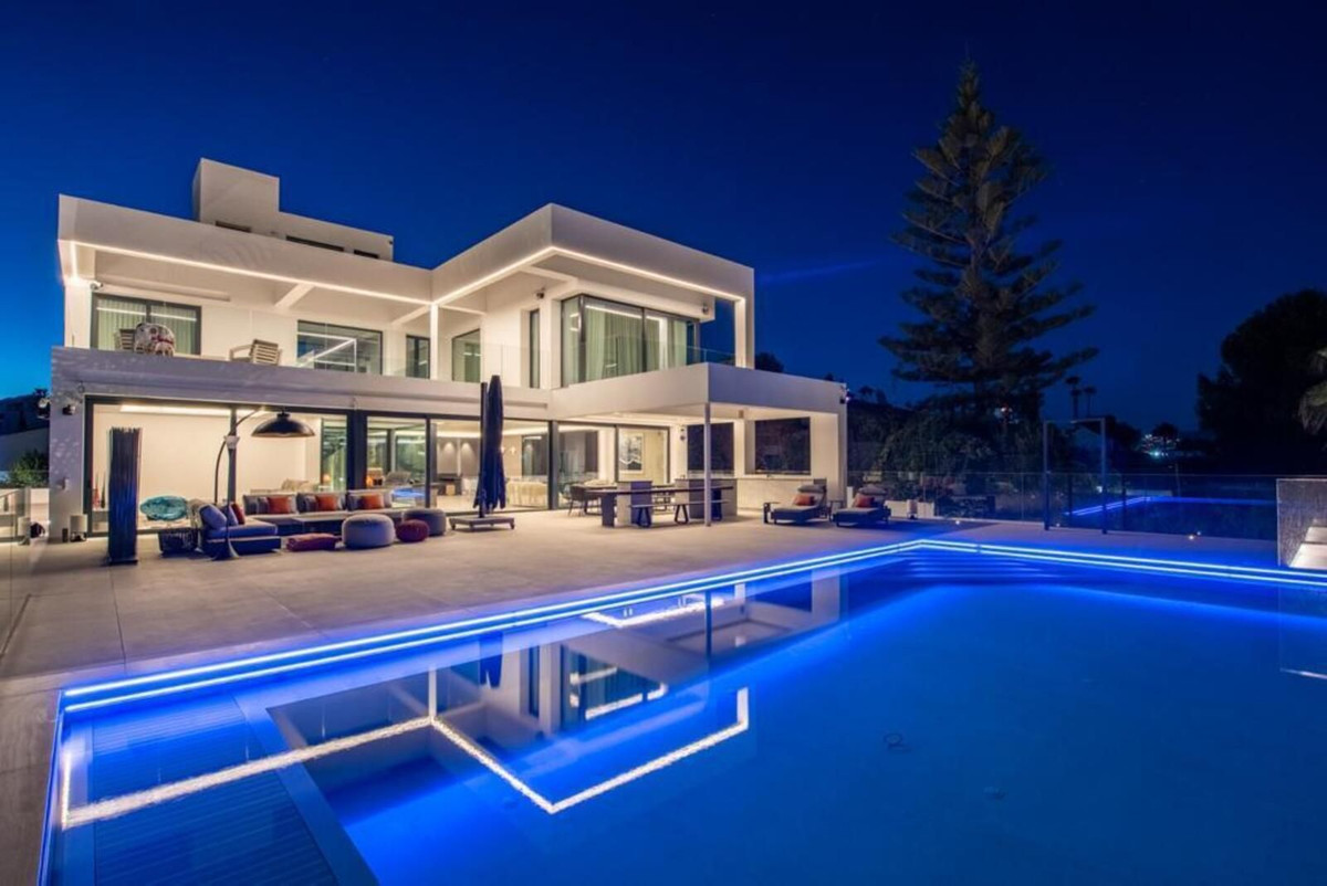 Villa de Lujo de 6 Dormitorios con Vistas Panorámicas al Mar en El Paraíso